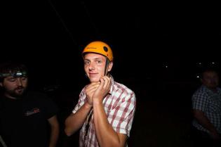 Uczestnicy Konferencji rywalizują na czas na sztucznej ściance wspinaczkowej podczas biesiady grillowej