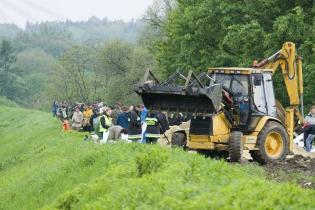 odbudowa wału przeciwpowodziowego w okolicy ul. Wioślarskiej - w akcji udział biorą żołnierze, straż pożarna i wolontariusze