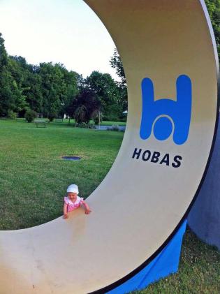 Najmłodszy organizator Konferencji Julia Kośmider w rurze firmy HOBAS SYSTEM POLSKA sp. z o.o.