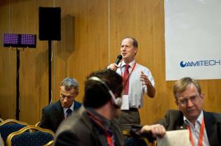 Dyskusje podczas panelu dyskusyjnego dotyczącego technologii bezwykopowych w rehabilitacji przewodów grawitacyjnych. Prof. dr hab. inż. Marian Kwietniewski z Politechniki Warszawskiej. Fot. Quality Studio dla www.inzynieria.com