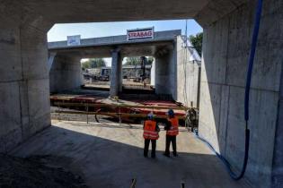 Teraz drogowcy muszą odbudować fragment nasypu i torów kolejowych. Fot. R. Motyl