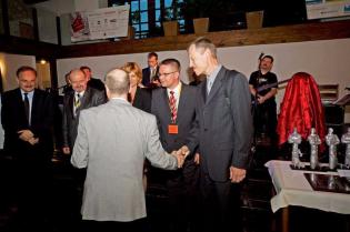 Wiesław Pancer - Prezes Zarządu PWiK sp. z o.o. w Olsztynie odbiera gratulacje za otrzymanie Tytanowego Laura Inwestora od członków Jury (od lewej: dr inż. Karol Ryż z Politechniki Krakowskiej, dr hab. inż. Adam Wysokowski, prof. Uniwersytetu Zielonogórsk
