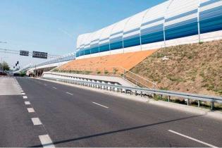 Mur oporowy południowo-wschodni na weźle Broniewskiego. Fot. www.s8powazkowska-modlinska.pl