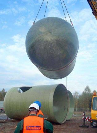 Dźwig dokonuje rozładunku rur DN3800. Fot. z archiwum Polonia PR s.c.