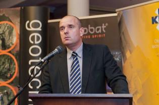 Zalety bocznego chwytu wbijanych grodzic na bazie rozwiązań konstrukcyjnych wibromłotów MOVAX - Michał Adamiecki, AM-TEC Engineering / fot. Quality Studio dla www.inzynieria.com