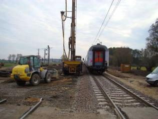 Modernizacja linii kolejowej E65/CE65 na odcinku Ciechanów-Mława (2011/2012). Zadanie obejmowało wzmocnienia słabego podłoża modernizowanej linii kolejowej za pomocą hybrydowych kolumn żwirowo-betonowych (KSS/FSS) oraz kolumn żwirowych (KSS) systemu Kelle