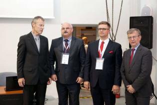 Od lewej: dr inż. Andrzej Kolonko z Politechniki Wrocławskiej, dr inż. Dariusz Zwierzchowski, Centrum Badań i Certyfikacji sp. z o.o., Paweł Kośmider, prezes Wydawnictwa INŻYNIERIA sp. z o.o., dr inż. Florian G. Piechurski doc. Politechniki Śląskiej / fot