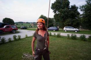 Jolanta Kaczmarek z firmy CONSOLIS Polska sp. z o.o. bierze udział w rywalizacji we wspinaniu się na ściankę