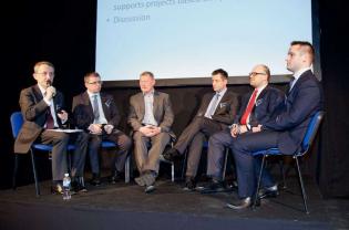 Od lewej: Piotr Skirski - Cisco Poland, Tomasz Karamon - UKE, Adam Rosik - Orange Polska, Piotr Ziętara - MPWiK Kraków, Rafał Rodziewicz - Technitel Polska, Stanisław Dąbek - Ministerstwo Administracji i Cyfryzacji / fot. 