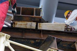 Przekładanie kładki nad Wisłą -  20.06.2010; fot.: INTOP Tarnobrzeg