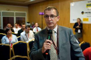 Dyskusje podczas panelu dyskusyjnego dotyczącego technologii bezwykopowych w rehabilitacji przewodów grawitacyjnych. Sławomir Kapica z ELSE Technical and Research Service Co. Ltd. sp. z o.o. Fot. Quality Studio dla www.inzynieria.com