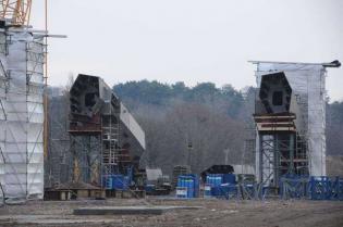 Stalowe elementy łuków mostu. Stan na grudzień 2011 / fot. Link PR