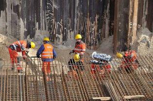 Montaż zbrojenia kolejnego odcinka płyty dennej tunelu. Stan na listopad 2011 / fot. Link PR