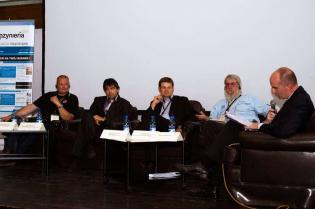 Panel dyskusyjny na temat  stanu obecnego i perspektyw rozwoju płynów wiertniczych. Uczestnicy (od lewej): Marcel Bijleveld - Cebo Holland BV, Jacek Jawoski - Hekobentonity sp. z o.o., Krzysztof Czudec - HEADS sp. z o.o., Frank Canon - Baroid Industrial D