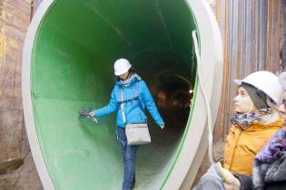 Pokaz odcinka kanalizacji zbudowanego z rur żelbetowych z okładziną PEHD o profilu jajowym – największych z oferty HABA-Beton. Fot. Quality Studio dla www.inzynieria.com