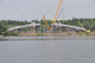 Scalone elementy łuków mostu. Stan na czerwiec 2012 / fot. Link PR