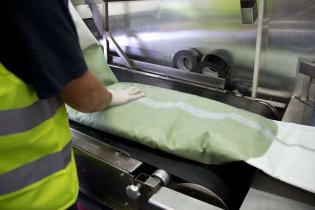 Pokaz firmy BLEJKAN S.A. Proces nasączania rękawa na placu budowy / fot. Quality Studio dla www.inzynieria.com