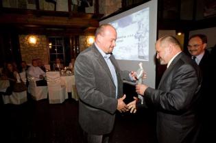 Tomasz Jamroz z firmy AMITECH POLAND sp. z o.o. odbiera nagrodę TYTAN przyznaną w kategorii projekt roku za rury ciśnieniowe GRP FLOWTITE z żywic poliestrowych wzmacnianych włóknem szklanym z wypełniaczem w postaci piasku kwarcowego. Od lewej: Tomasz Jamr