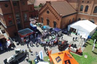 Montaż kształtki „kapeluszowej” utwardzanej promieniami UV – BLEJKAN S.A. / fot. Quality Studio dla www.inzynieria.com