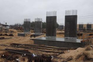 Filary wiaduktu kolejowego od strony ul. Lipnowskiej. Stan na styczeń 2012 / fot. Link PR