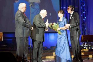 Prof. dr hab. inż. Kazimierz Furtak, Andrzej Ryżyński - laureat Nagrody Specjalnej, Grażyna Czopek - Przewodnicząca Małopolskiego Oddziału ZMRP, Tomasz Szuba - Wiceprzewodniczący Małopolskiego Oddziału ZMRP. Fot. www.inzynieria.com