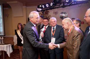 Gerard Jonkergouw z firmy Visser & Smit Hanab odbiera nagrodę TYTAN 2013 w kategorii 