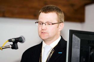 Piotr Bukowski z CONSOLIS Polska sp. z o.o. prezentuje szeroką gamę prefabrykatów betonowych przeznaczonych dla infrastruktury transportowej i technicznej, m.in. rury przeciskowe, przepusty drogowe i kolejowe oraz obudowy tuneli / fot. inzynieria.com