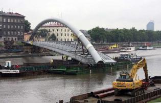 Przekładanie kładki nad Wisłą -  20.06.2010; fot.: INTOP Tarnobrzeg