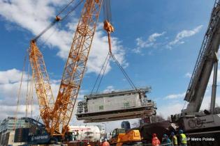 Opuszczanie części zaplecza do szybu startowego - 02.04.2012 r. / fot. z archiwum AGP Metro Polska
