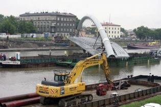 Przekładanie kładki nad Wisłą -  20.06.2010; fot.: INTOP Tarnobrzeg