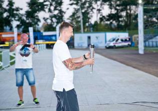 Oficjalne otwarcie spartakiady, Krzysztof Ignaczak zapala znicz /  / fot. Quality Studio dla www.inzynieria.com