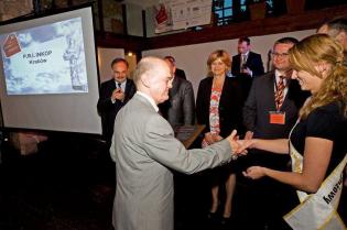 Wiesław Pancer - Prezes Zarządu PWiK sp. z o.o. w Olsztynie odbiera wyróżnienie w postaci Tytanowego Laura Inwestora za koncepcję, zlecenie i nadzorowanie budowy systemu kanalizacji sanitarnej i rozbudowy sieci wodociągowej w Olsztynie (inwestor: Urząd Mi