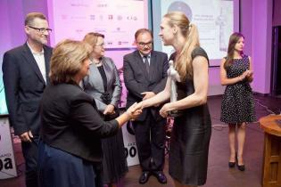 Uroczysta Gala i wręczenie nagrody TYTAN 2016. Magdalena Kieda z firmy OHL odbiera nagrodę z rąk prof. dr hab. inż. Anny Siemińskiej-Lewandowskiej z Politechniki Warszawskiej / fot. Quality Studio