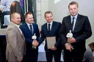 Laureaci. Od lewej: Piotr i Jacek Janiccy z firmy ZRB Janicki, Tomasz Herok z Gminnego Zakładu Wodociągów i Kanalizacji w Krzyżowicach oraz Jakub Blejsz z firmy Blejkan sp. z o.o. / fot. Quality Stud