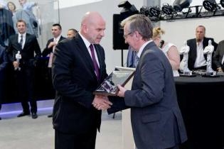 Adam Chwieduk, wiceprezes MPWiK w m.st. Warszawie S.A. odbiera Tytanowego Laura Inwestora z rąk dr. inż. Floriana G. Piechurskiego doc. Politechniki Śląskiej / fot. Quality Studio dla www.inzynie