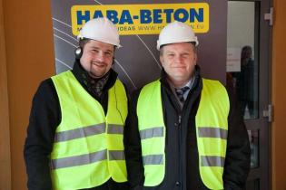 Dyrektor Marcin Cwielong, V-ce Prezes Josef Mayerhofer, HABA-Beton Johann Bartlechner sp. z o.o. podczas wycieczki po fabryce. Fot. www.inzynieria.com