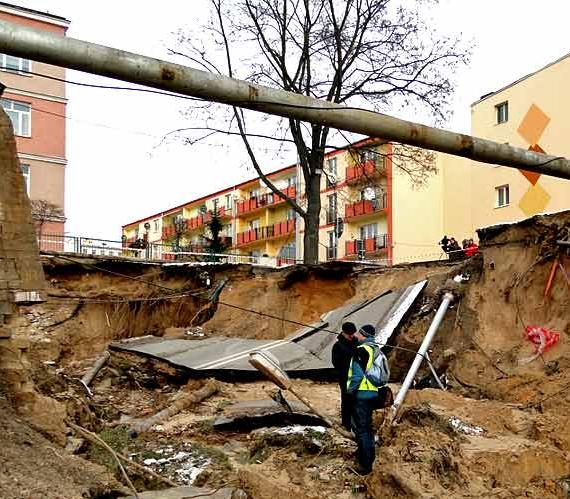 W Ostrowcu Św. odbudowano zniszczoną przez osuwisko drogę