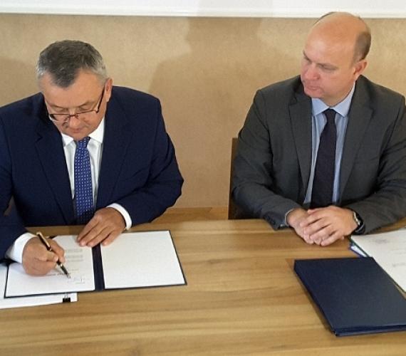 Minister Andrzej Adamczyk podpisuje Program Inwestycyjny dla Północnej Obwodnicy Krakowa/Fot. MIiB