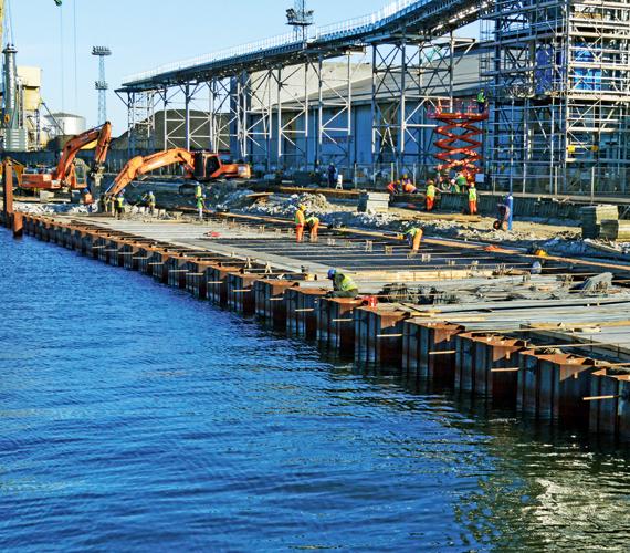 Fot. 1. Konstrukcja ściany Nabrzeża Szwedzkiego (marzec 2014)
