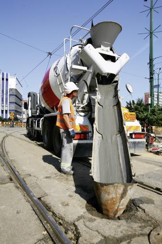 Fot. 1. | Zalewanie kanałów
burzowych w Katowicach
przy użyciu mieszanki
wypełniającej GRUNTON?