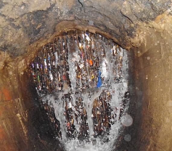 Tunele kolejowe Farringdon zalane z powodu awarii wodociągu