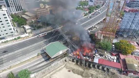 Filipiny: słup linii wysokiego napięcia stanął w płomieniach [FILM]