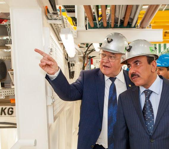 Martin Herrenknecht, Jassim Saif Ahmed Al Sulaiti we wnętrzu maszyny TBM EPB. Fot. Herrenknecht AG