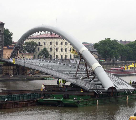 Przekładanie kładki nad Wisłą; fot.: INTOP Tarnobrzeg
