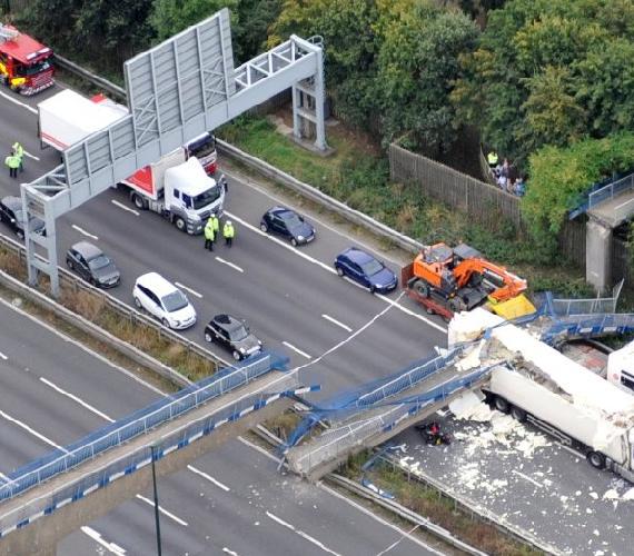 W. Brytania: kładka dla pieszych zawaliła się na autostradę. Fot. NPAS Redhill