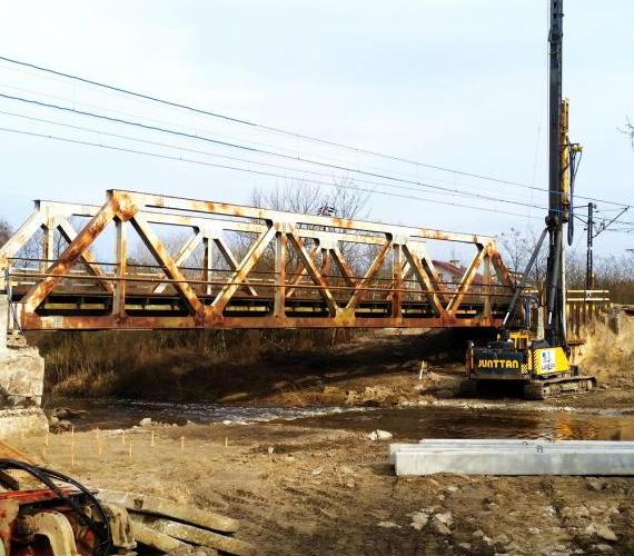 Palowanie na budowie mostu w Rudniku nad Sanem