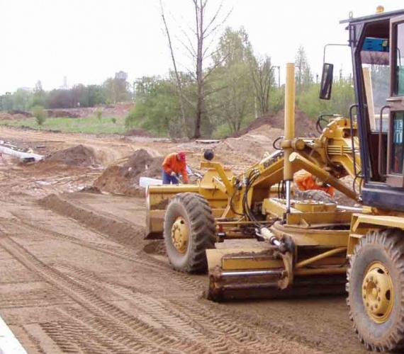 Inwestycja obejmuje nie tylko roboty drogowe, ale i przebudowę mostu. Fot. Trakcja PRKiI S.A.