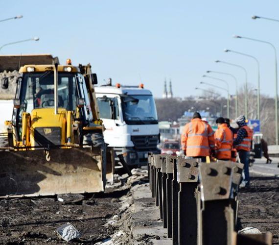 Dobiega końca nasuwanie konstrukcji Mostu Łazienkowskiego