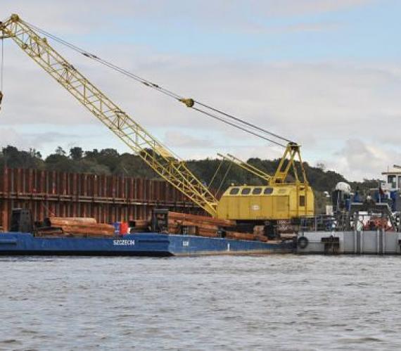 Montaż ściągów tymczasowych na wyspie / fot. Link PR