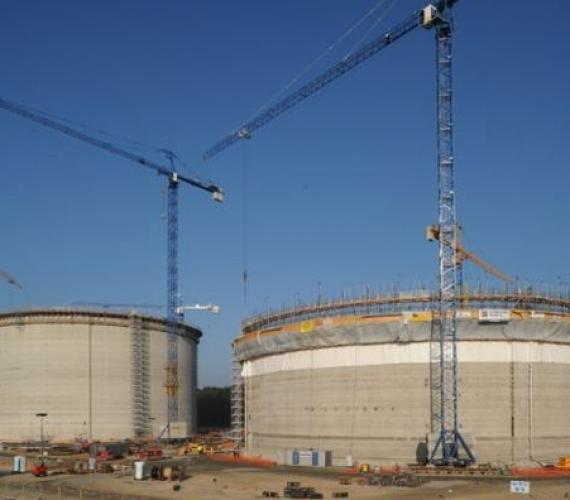 Budowa zbiorników na gaz LNG. Fot. z archiwum firmy Polskie LNG S.A.